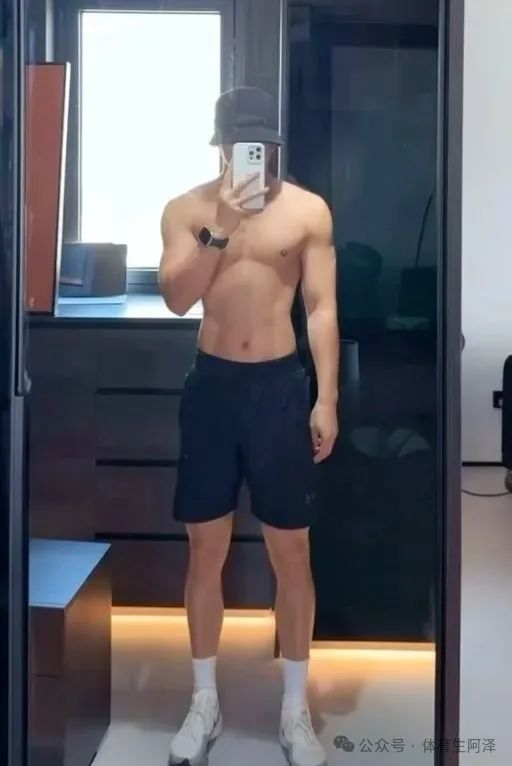 黑皮肌肉体育生不工作天天健身，只因被大哥包养......