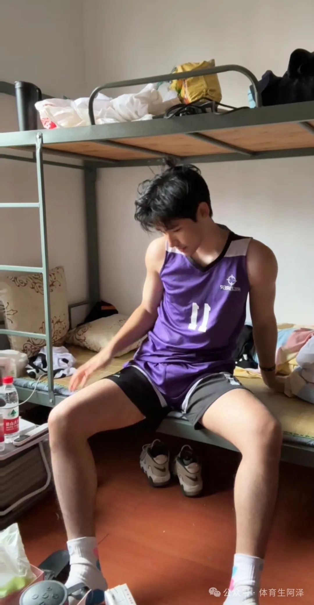 白袜天菜男高，粗腿大包吸人眼球，高中两年谈 5 个，前男友都说他好.......