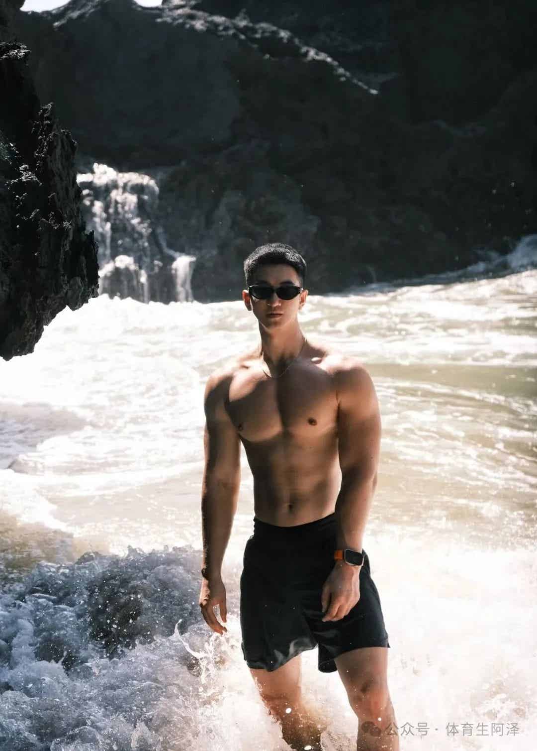 黑皮肌肉体育生不工作天天健身，只因被大哥包养......-潮男潮北