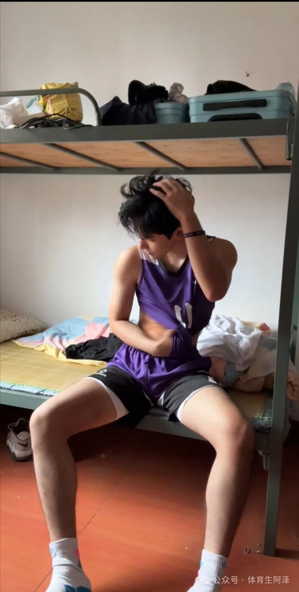 白袜天菜男高，粗腿大包吸人眼球，高中两年谈 5 个，前男友都说他好.......