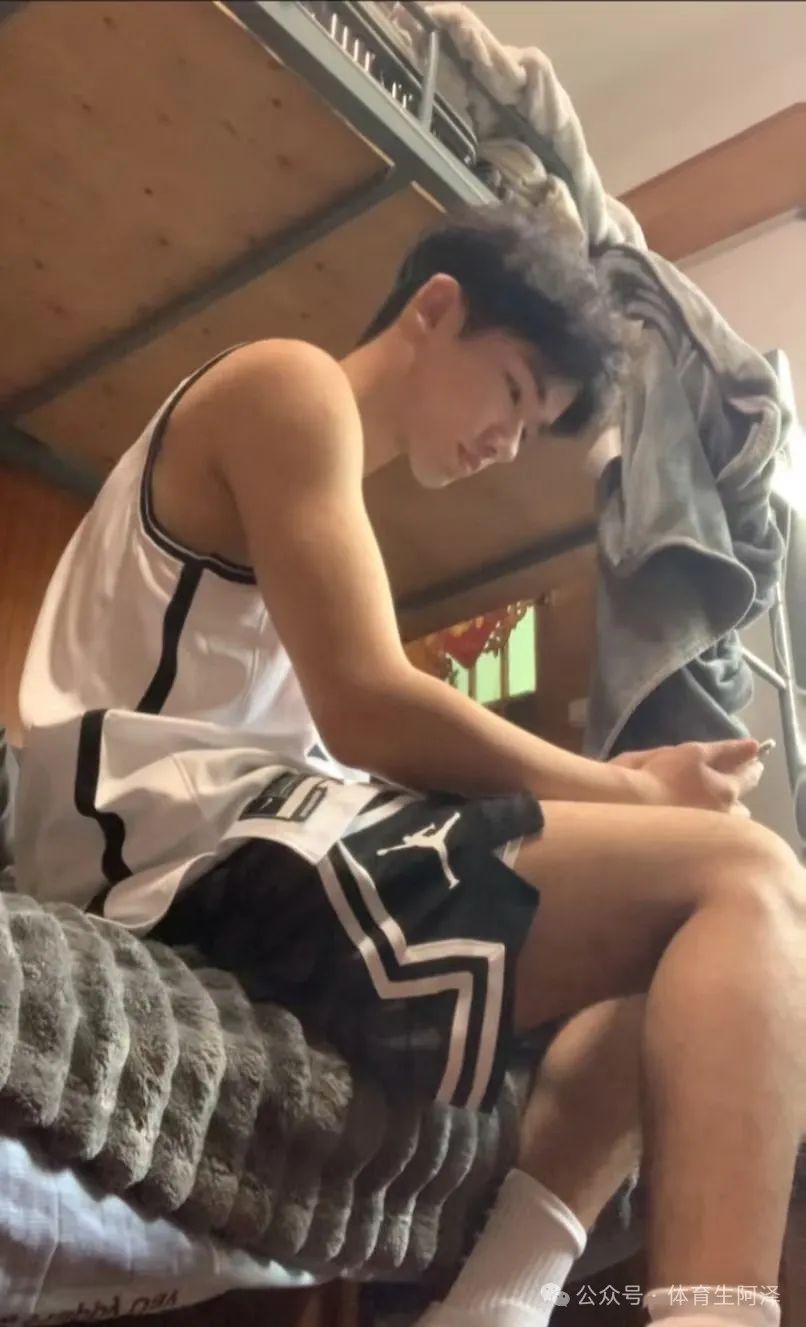 白袜天菜男高，粗腿大包吸人眼球，高中两年谈 5 个，前男友都说他好.......