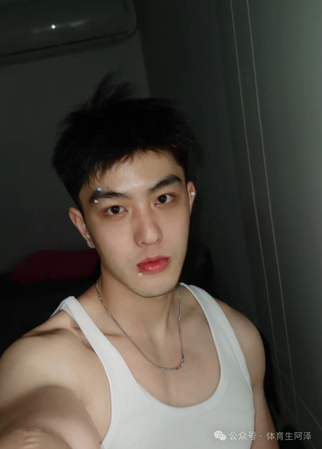 山东校草, 直男装通讯录诱惑金主，没想到金主技高一筹，校草人财两空.....