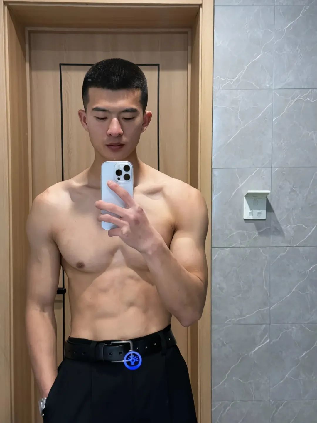山东寸头退役小哥自拍肌肉照，满满的性张力！