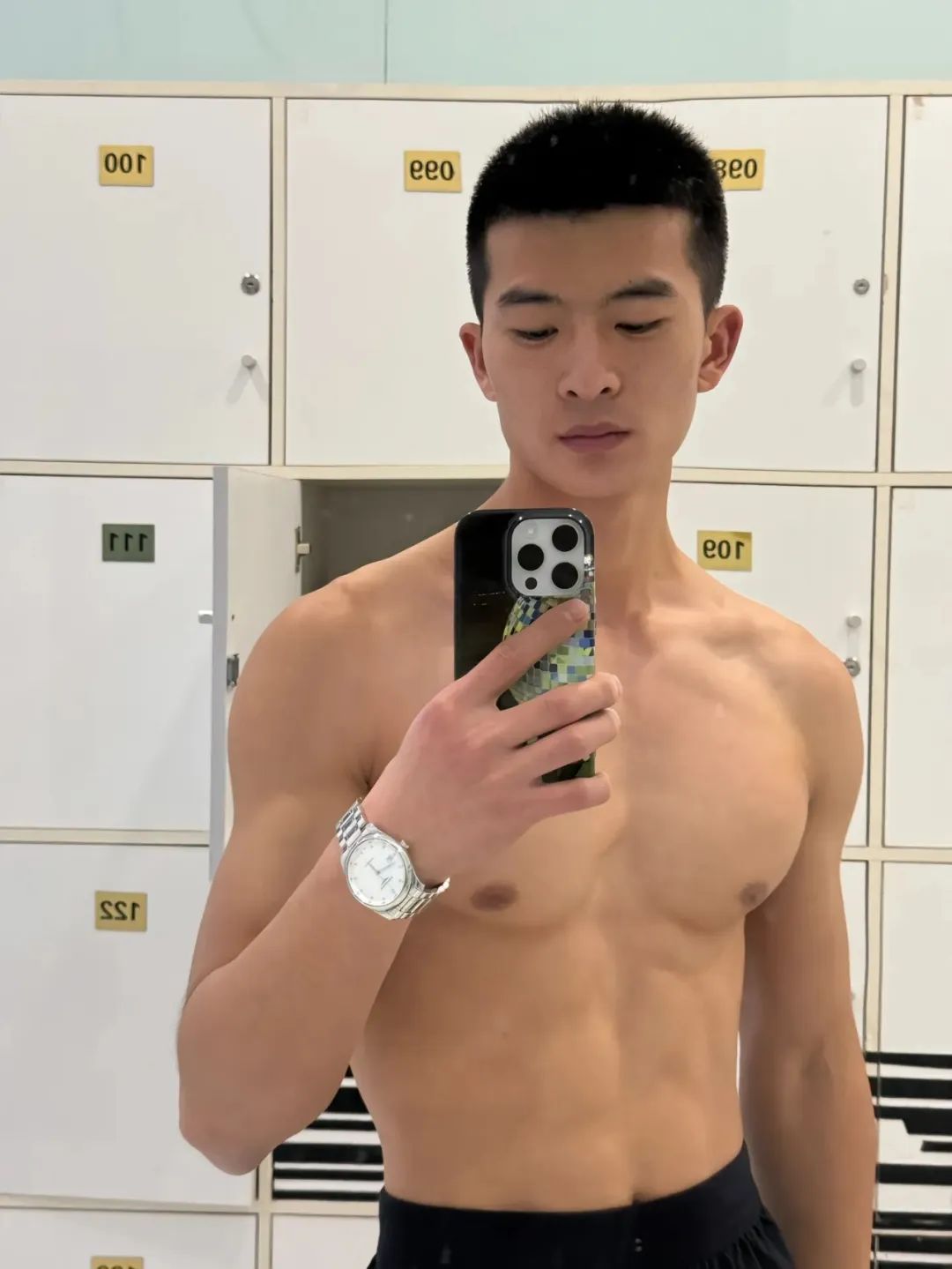 山东寸头退役小哥自拍肌肉照，满满的性张力！