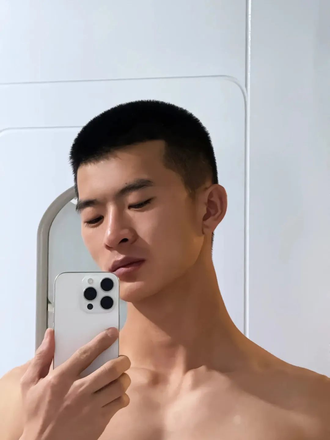 山东寸头退役小哥自拍肌肉照，满满的性张力！