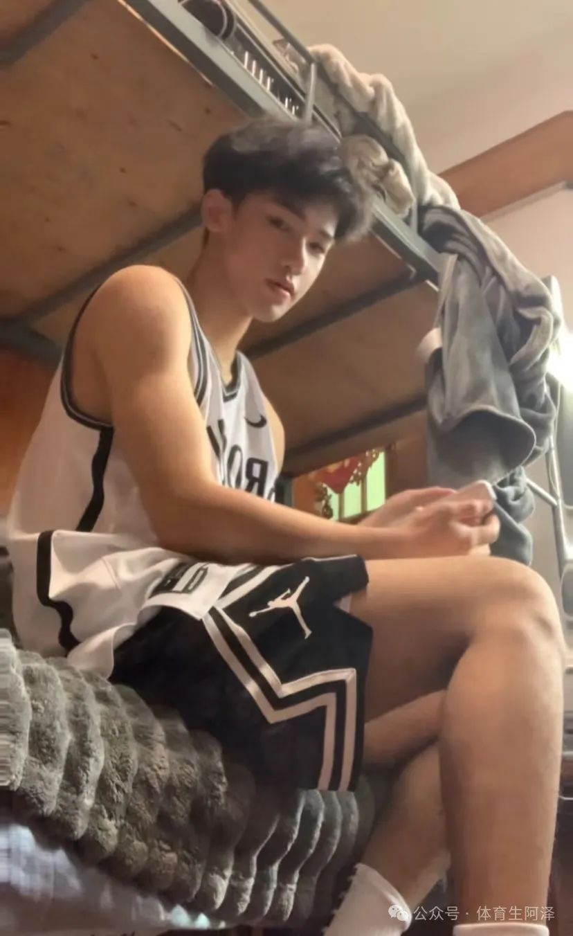 白袜天菜男高，粗腿大包吸人眼球，高中两年谈 5 个，前男友都说他好.......