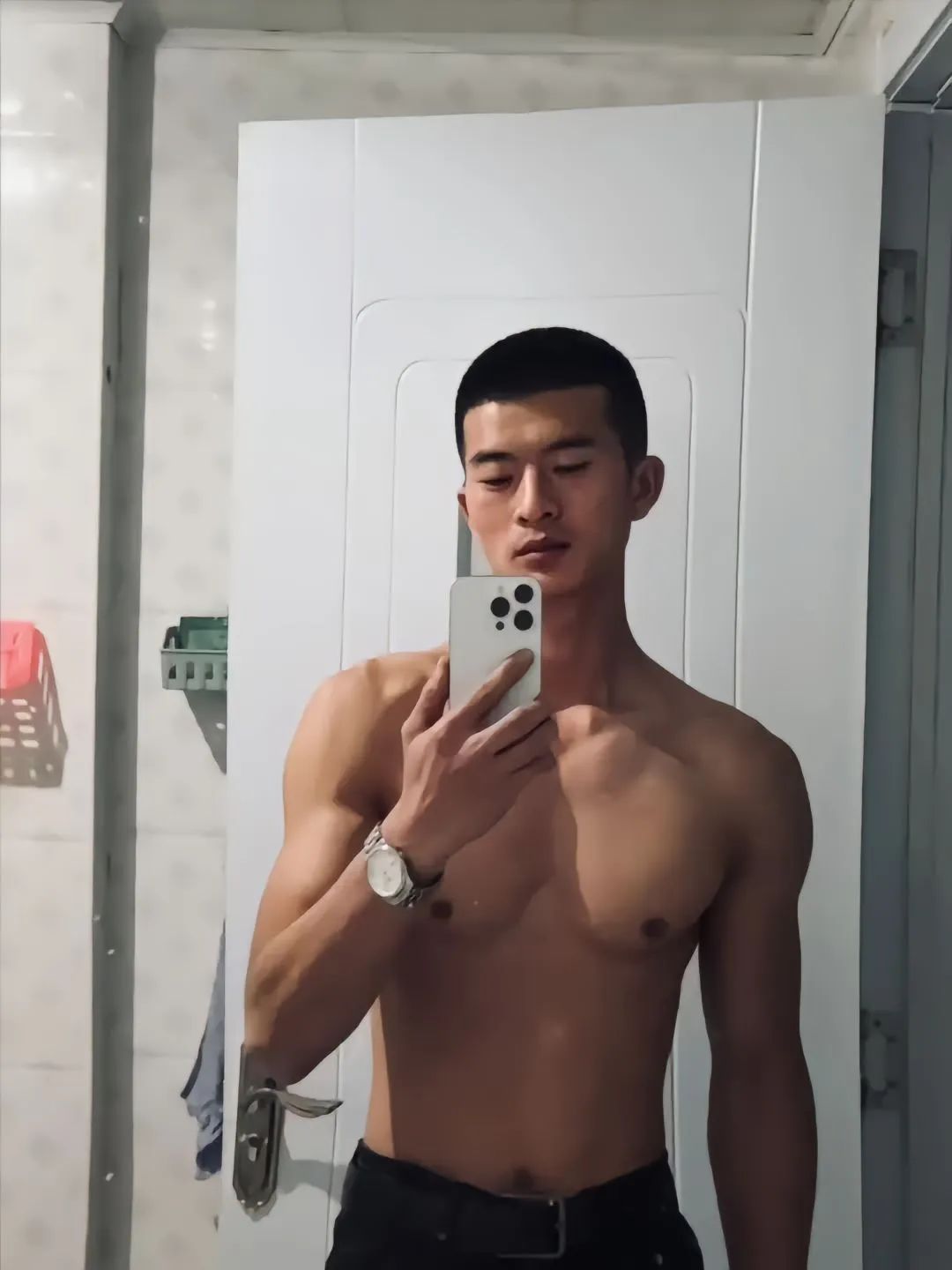 山东寸头退役小哥自拍肌肉照，满满的性张力！