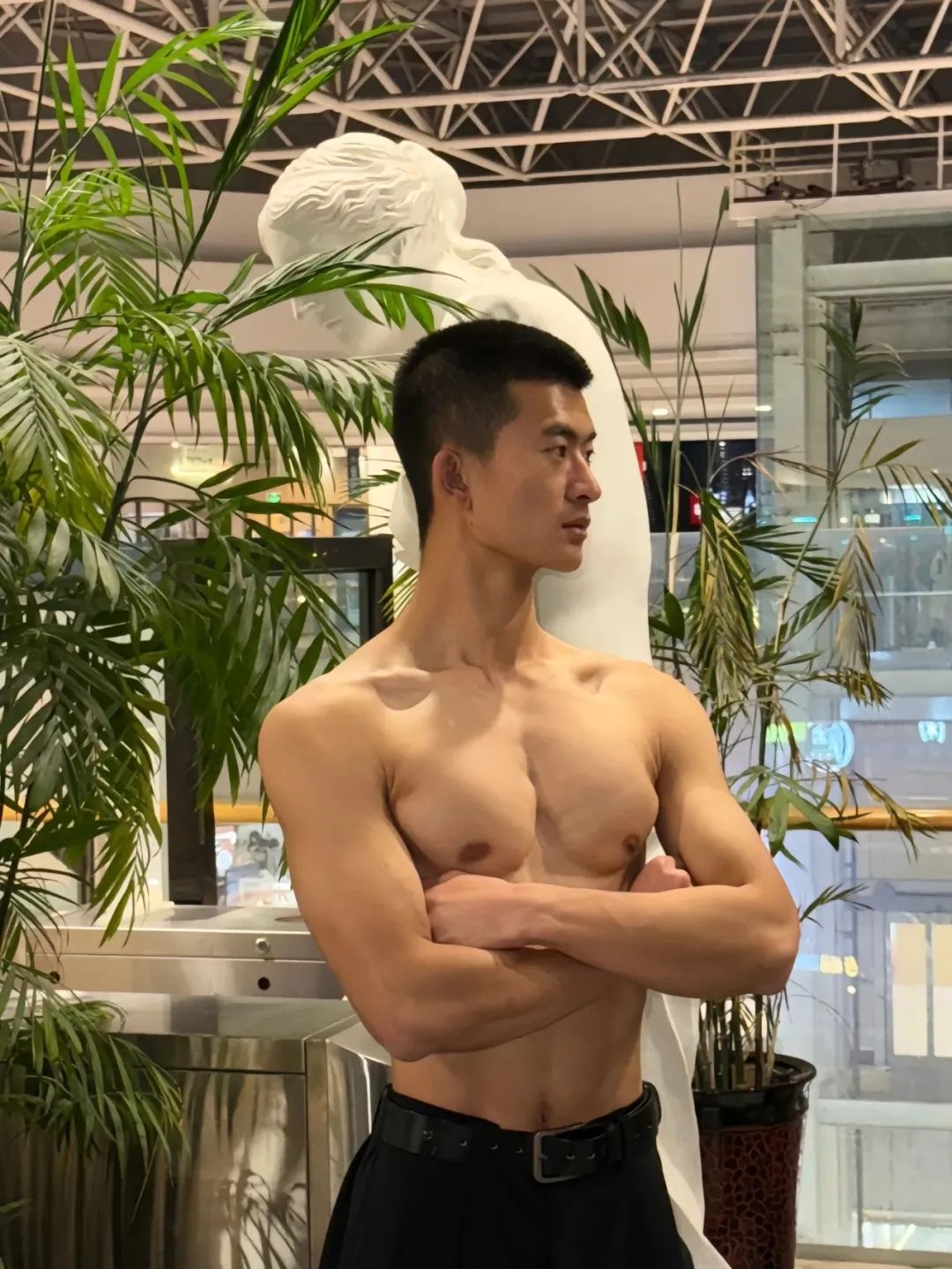 山东寸头退役小哥自拍肌肉照，满满的性张力！