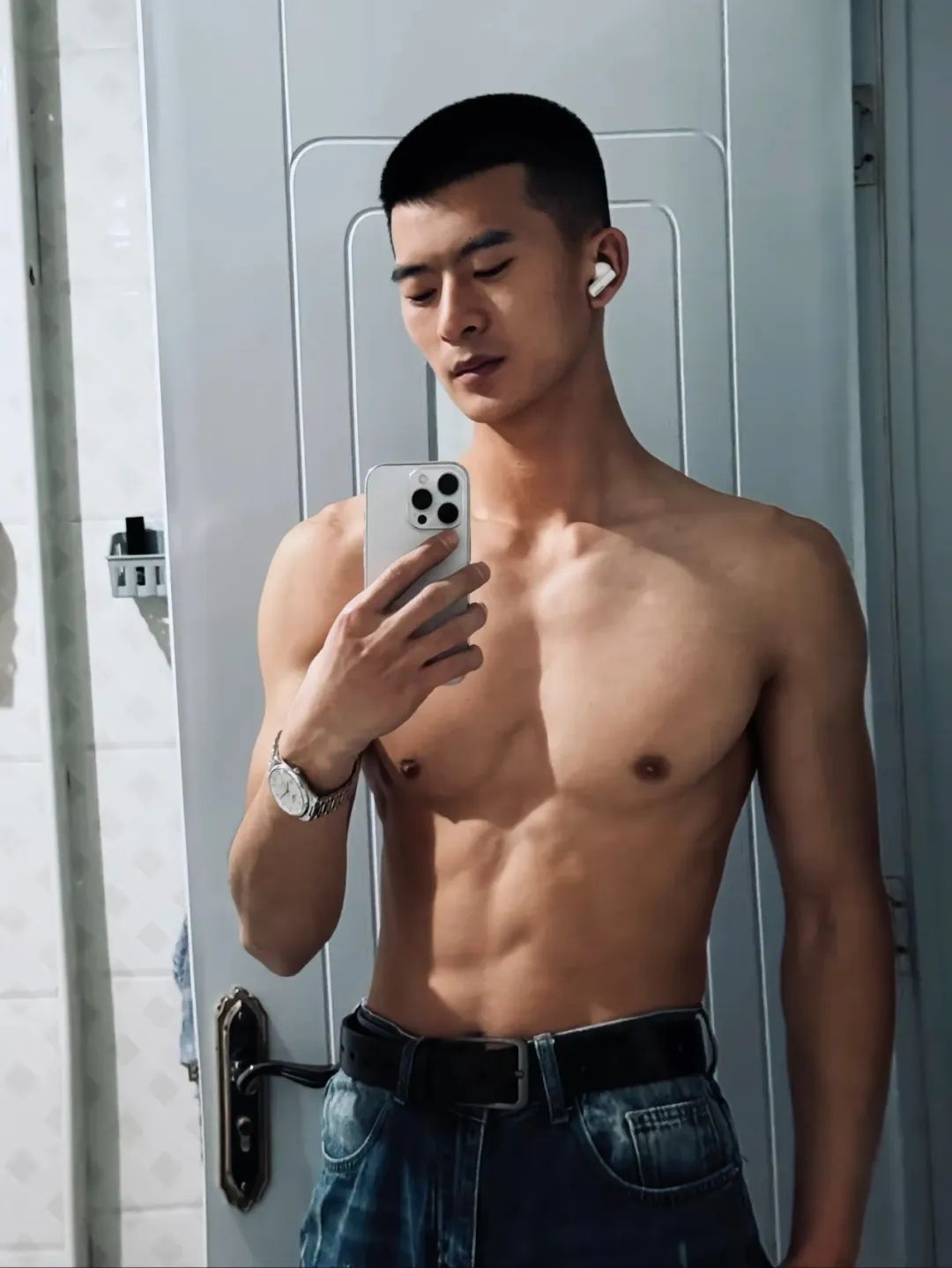 山东寸头退役小哥自拍肌肉照，满满的性张力！