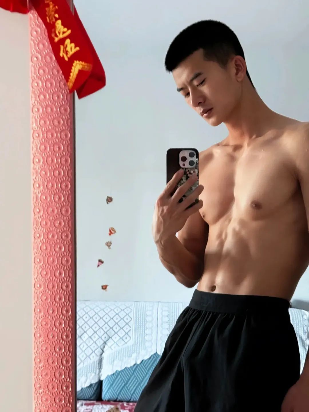 山东寸头退役小哥自拍肌肉照，满满的性张力！