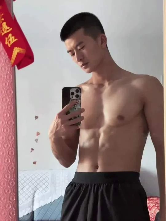 山东寸头退役小哥自拍肌肉照，满满的性张力！