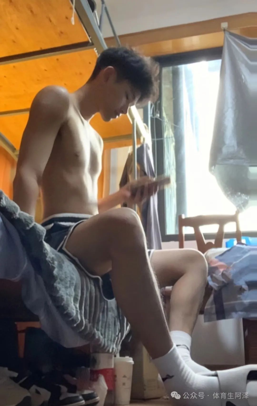 白袜天菜男高，粗腿大包吸人眼球，高中两年谈 5 个，前男友都说他好.......