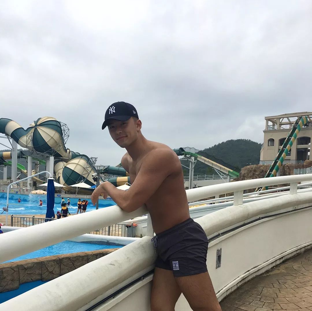 昔日翘臀熟男竟被喷颜值崩了？曾经的他到底有多帅！