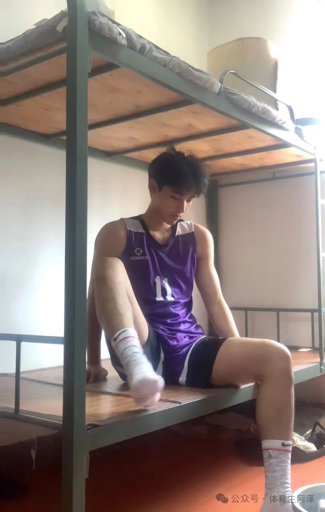 白袜天菜男高，粗腿大包吸人眼球，高中两年谈 5 个，前男友都说他好.......
