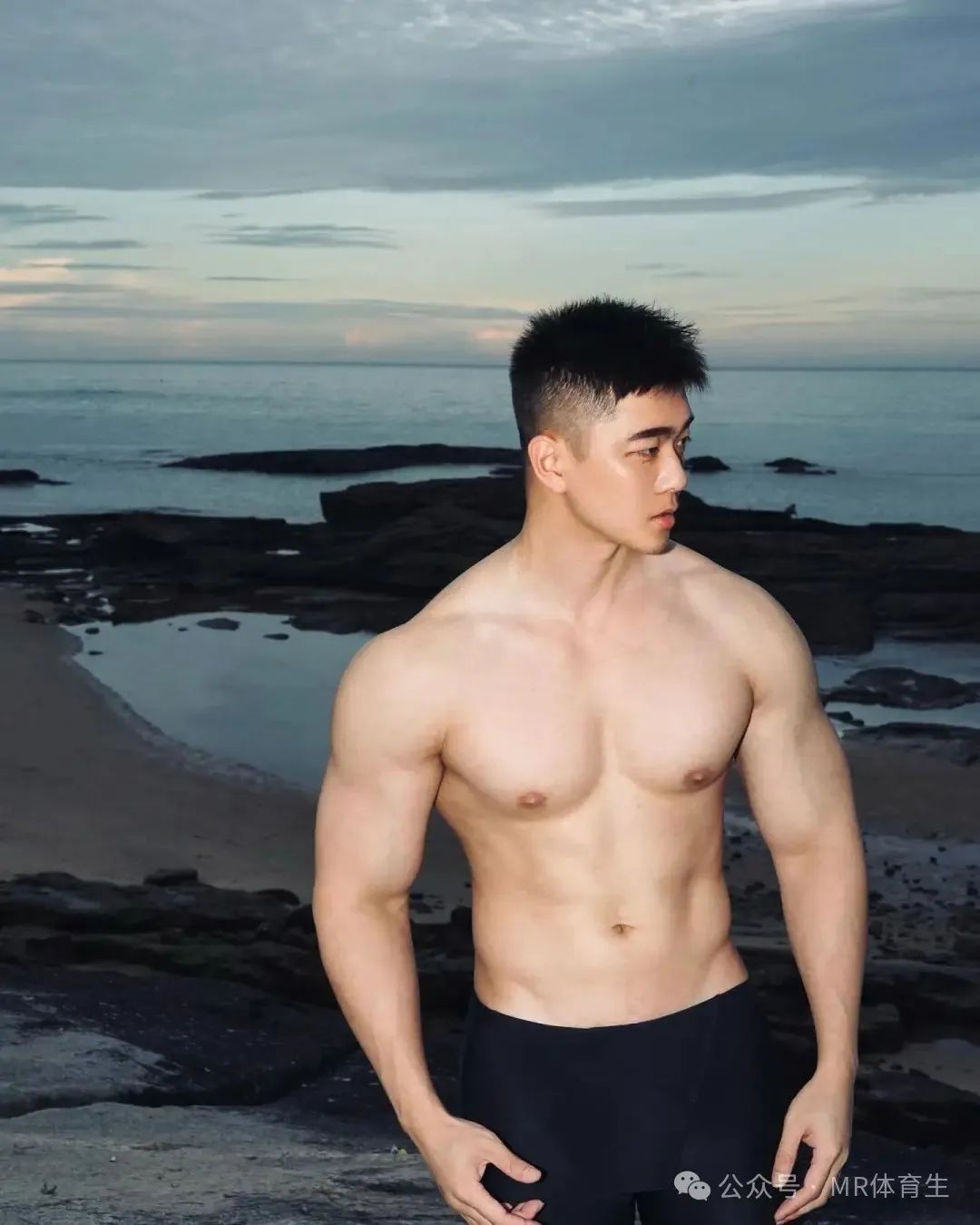 30 岁浙江旅游博主又帅又萌，还有一身腱子肉