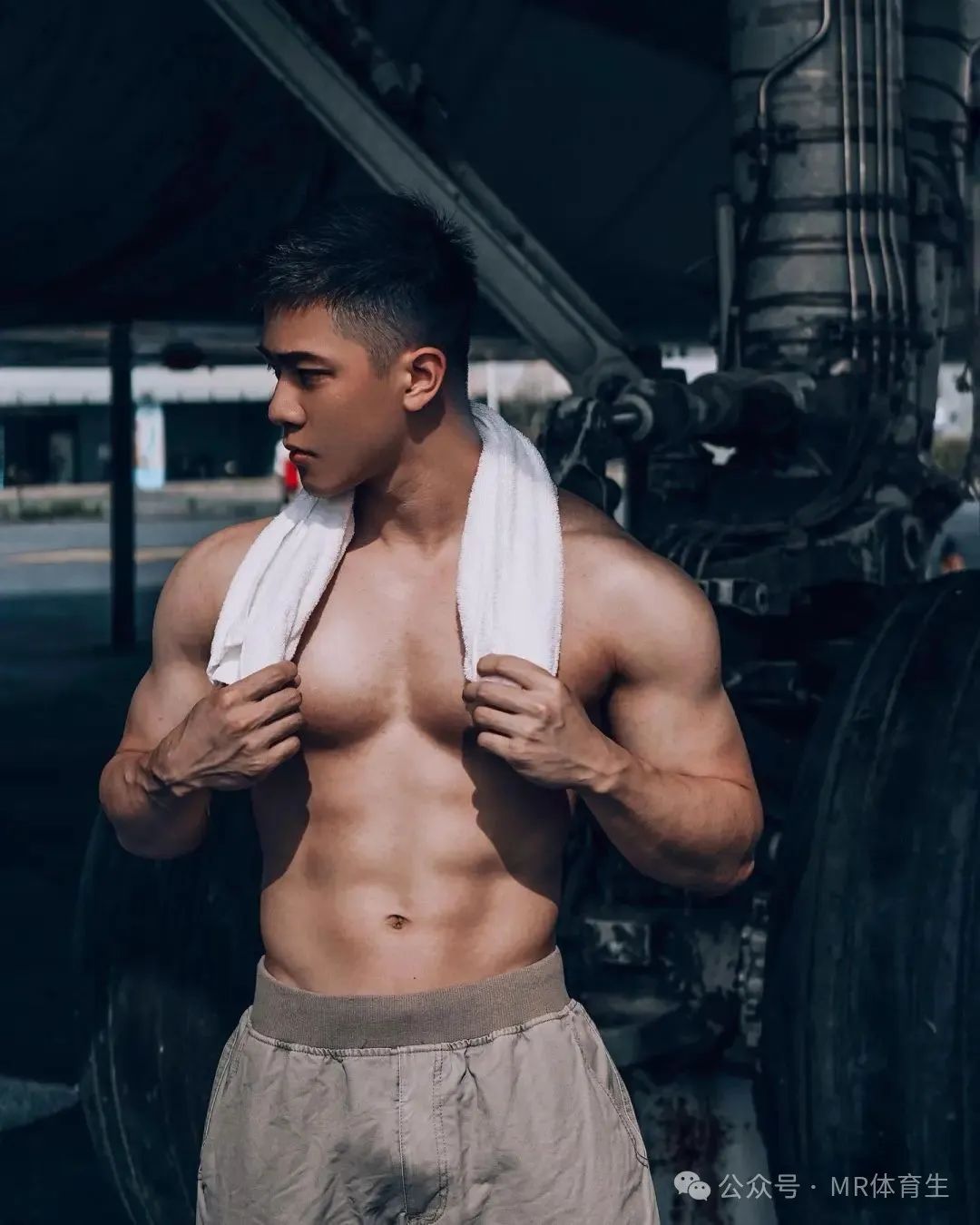 30 岁浙江旅游博主又帅又萌，还有一身腱子肉