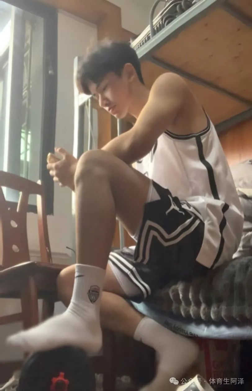 白袜天菜男高，粗腿大包吸人眼球，高中两年谈 5 个，前男友都说他好.......