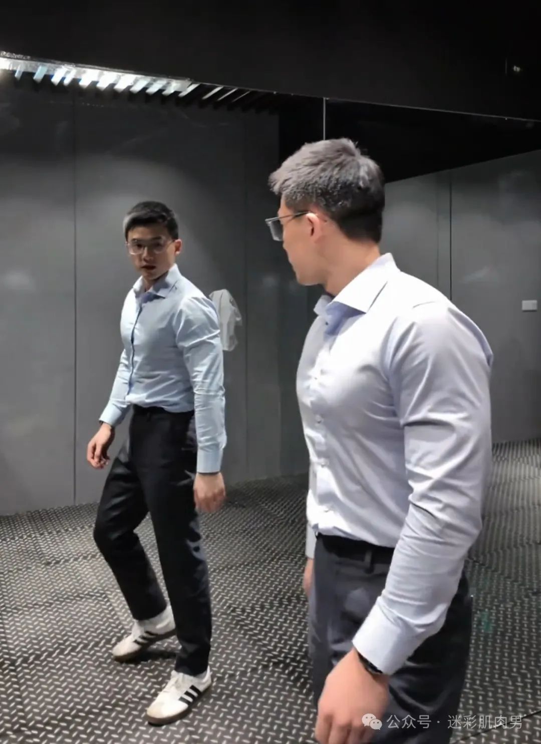 壹臣现在穿什么都要这样脱了自拍，？视频太好看！！