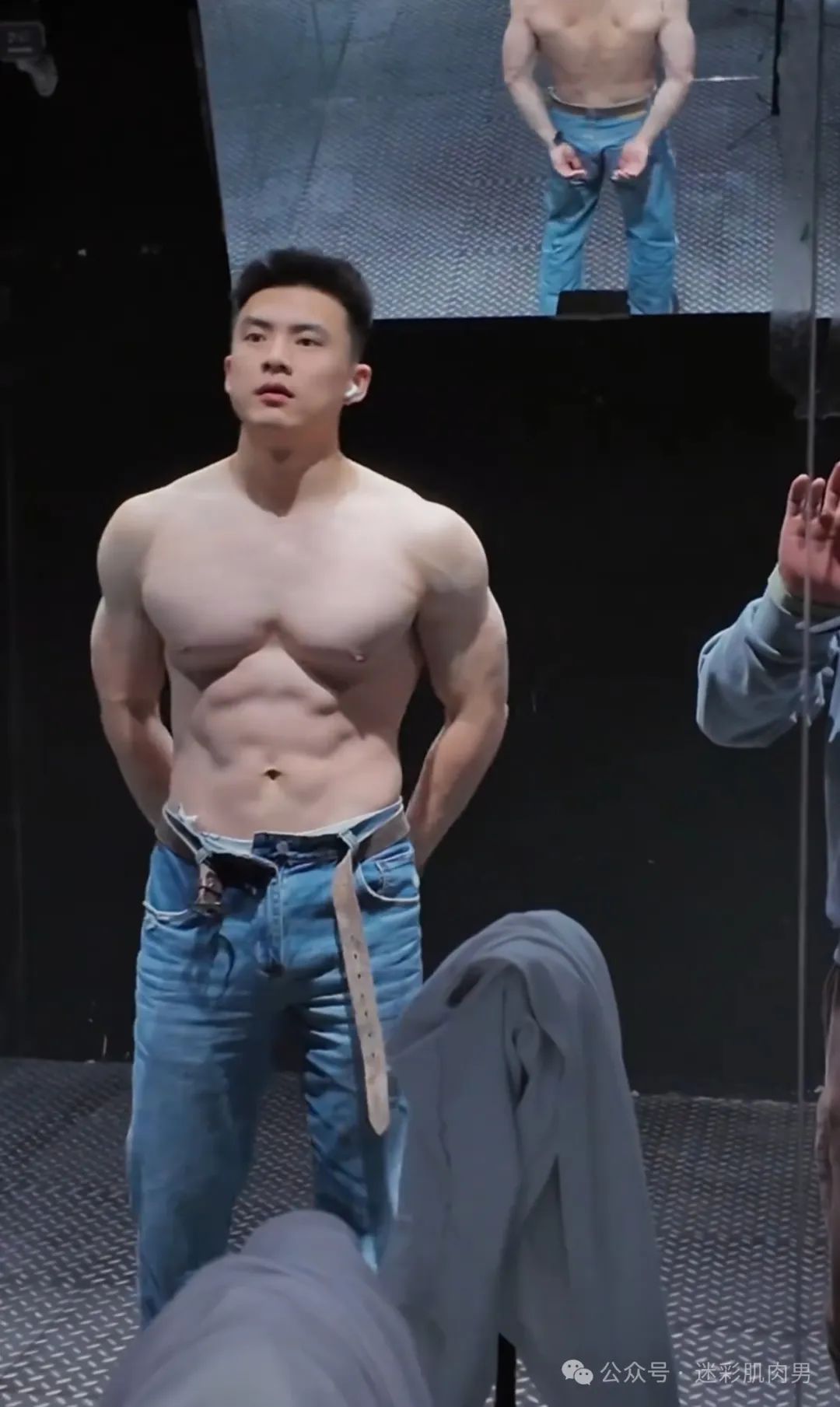 壹臣现在穿什么都要这样脱了自拍，？视频太好看！！