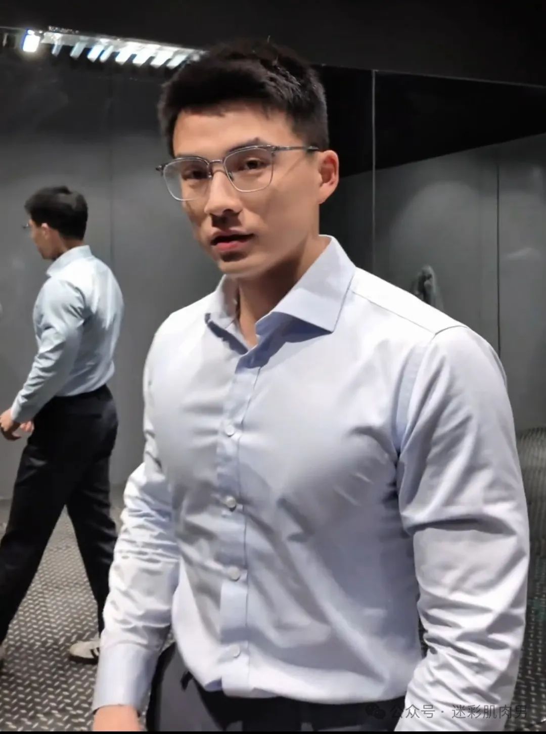 壹臣现在穿什么都要这样脱了自拍，？视频太好看！！