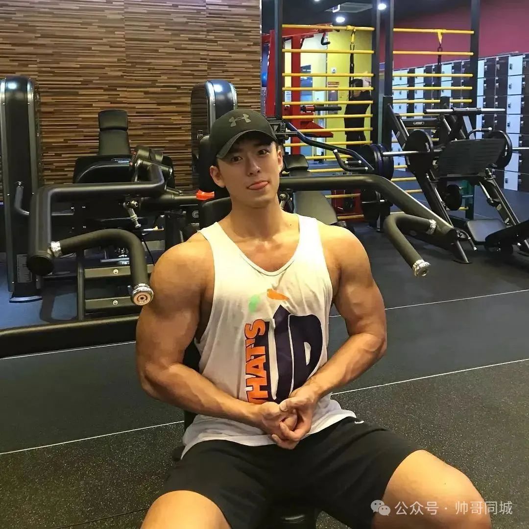 韩国黑皮体育生翘臀熟男，竟被喷颜值崩了！