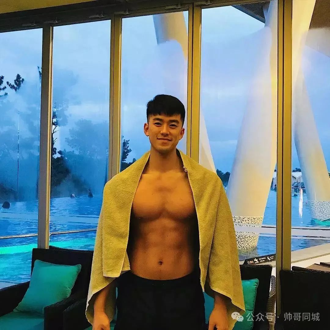 韩国黑皮体育生翘臀熟男，竟被喷颜值崩了！