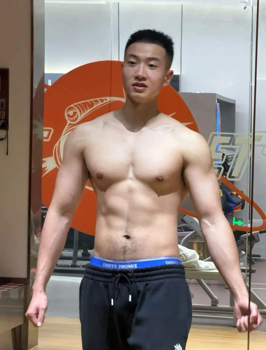 熊圈天菜安昌林当爸爸后，还爱上下跪了？