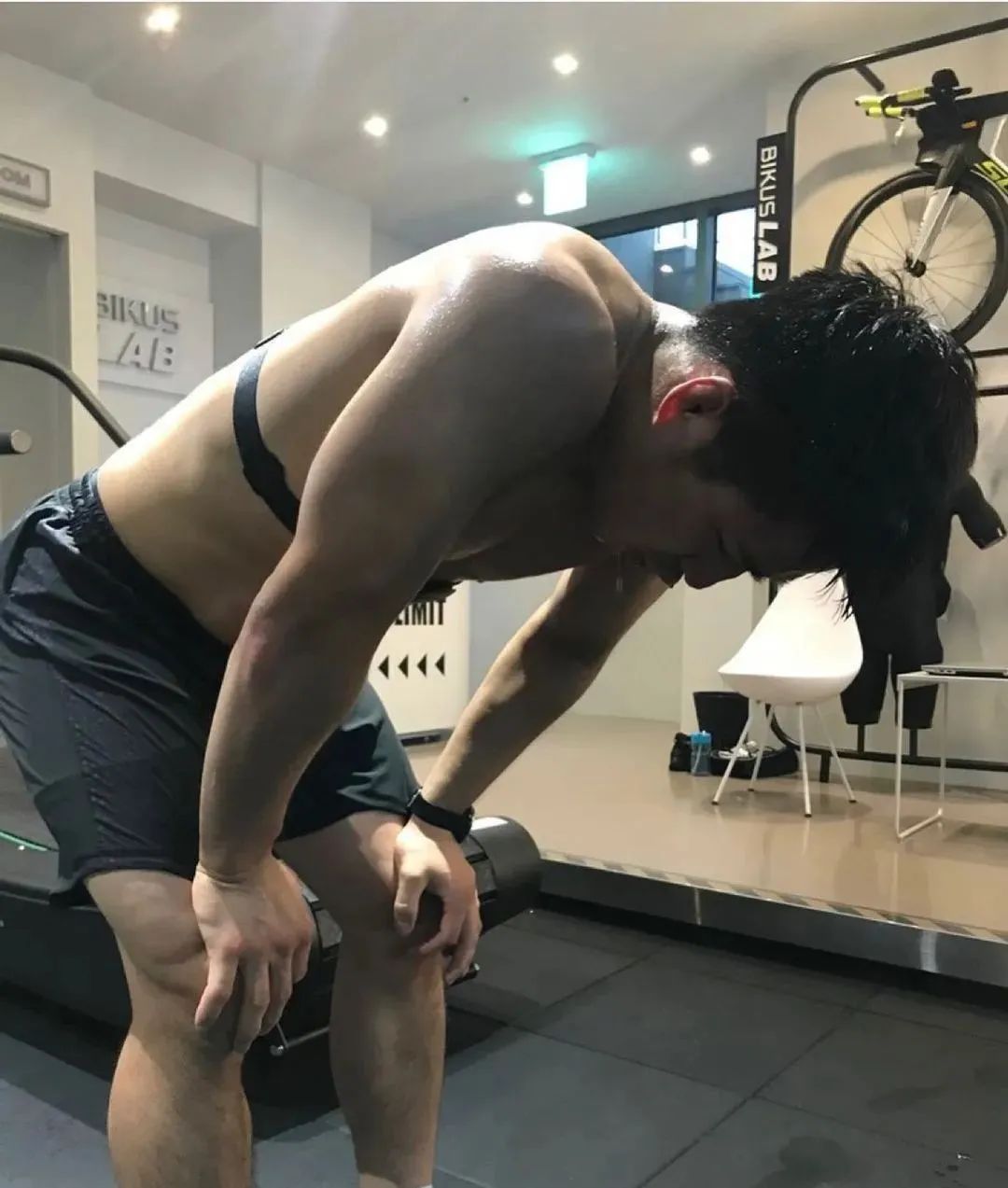 熊圈天菜安昌林当爸爸后，还爱上下跪了？