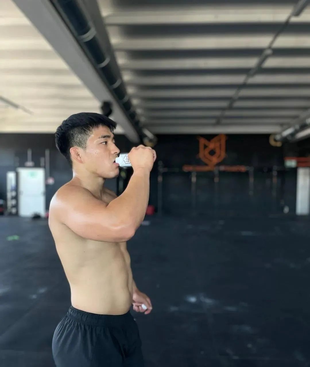 熊圈天菜安昌林当爸爸后，还爱上下跪了？