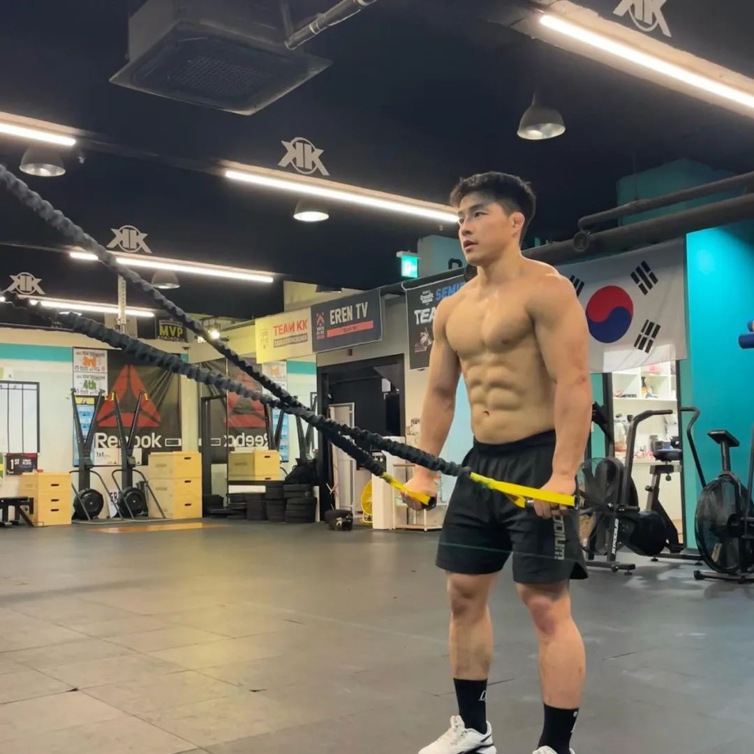 熊圈天菜安昌林当爸爸后，还爱上下跪了？