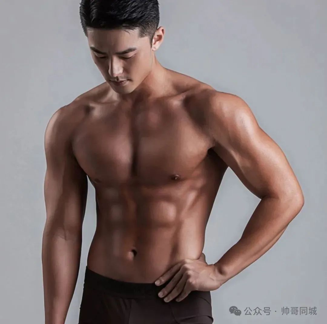 韩国黑皮体育生翘臀熟男，竟被喷颜值崩了！