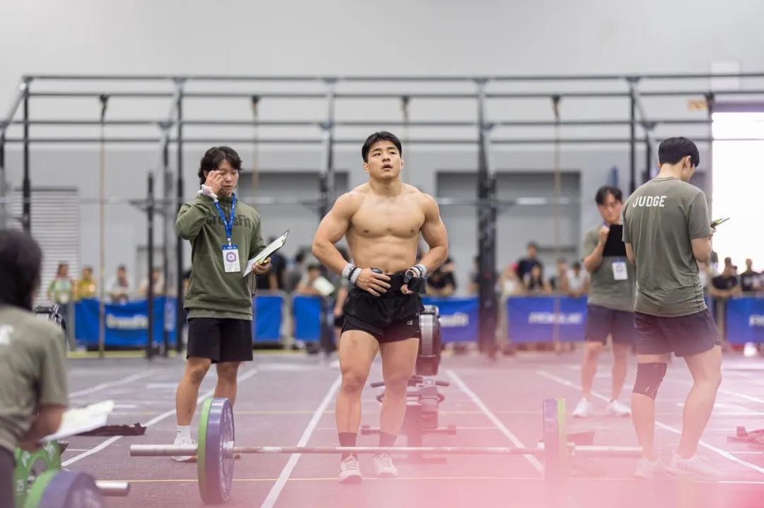 熊圈天菜安昌林当爸爸后，还爱上下跪了？