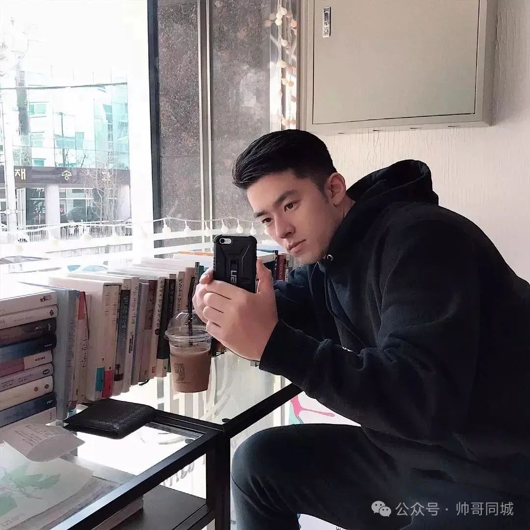 韩国黑皮体育生翘臀熟男，竟被喷颜值崩了！