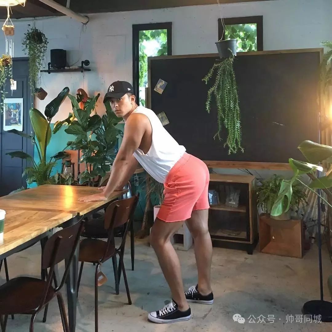 韩国黑皮体育生翘臀熟男，竟被喷颜值崩了！