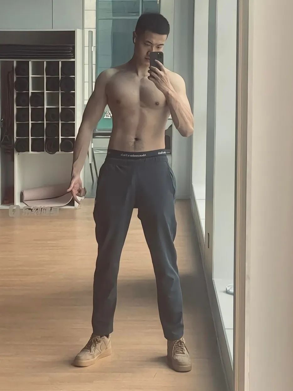 寸头痞帅退役小哥，穿灰裤子，腹毛真性感！