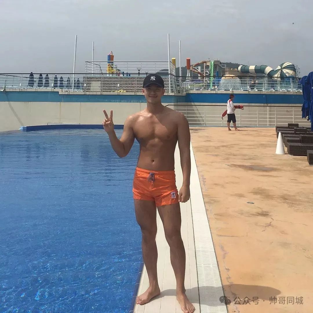 韩国黑皮体育生翘臀熟男，竟被喷颜值崩了！