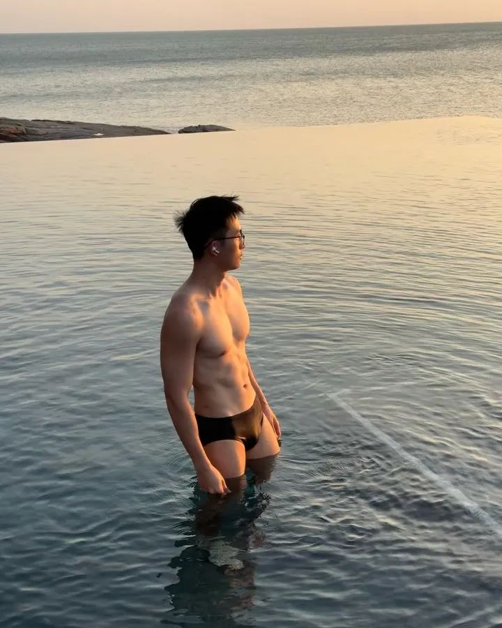 与精瘦薄肌少年共赴一场海盐味的生长仪式