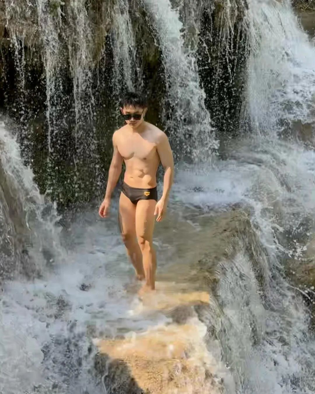 与精瘦薄肌少年共赴一场海盐味的生长仪式