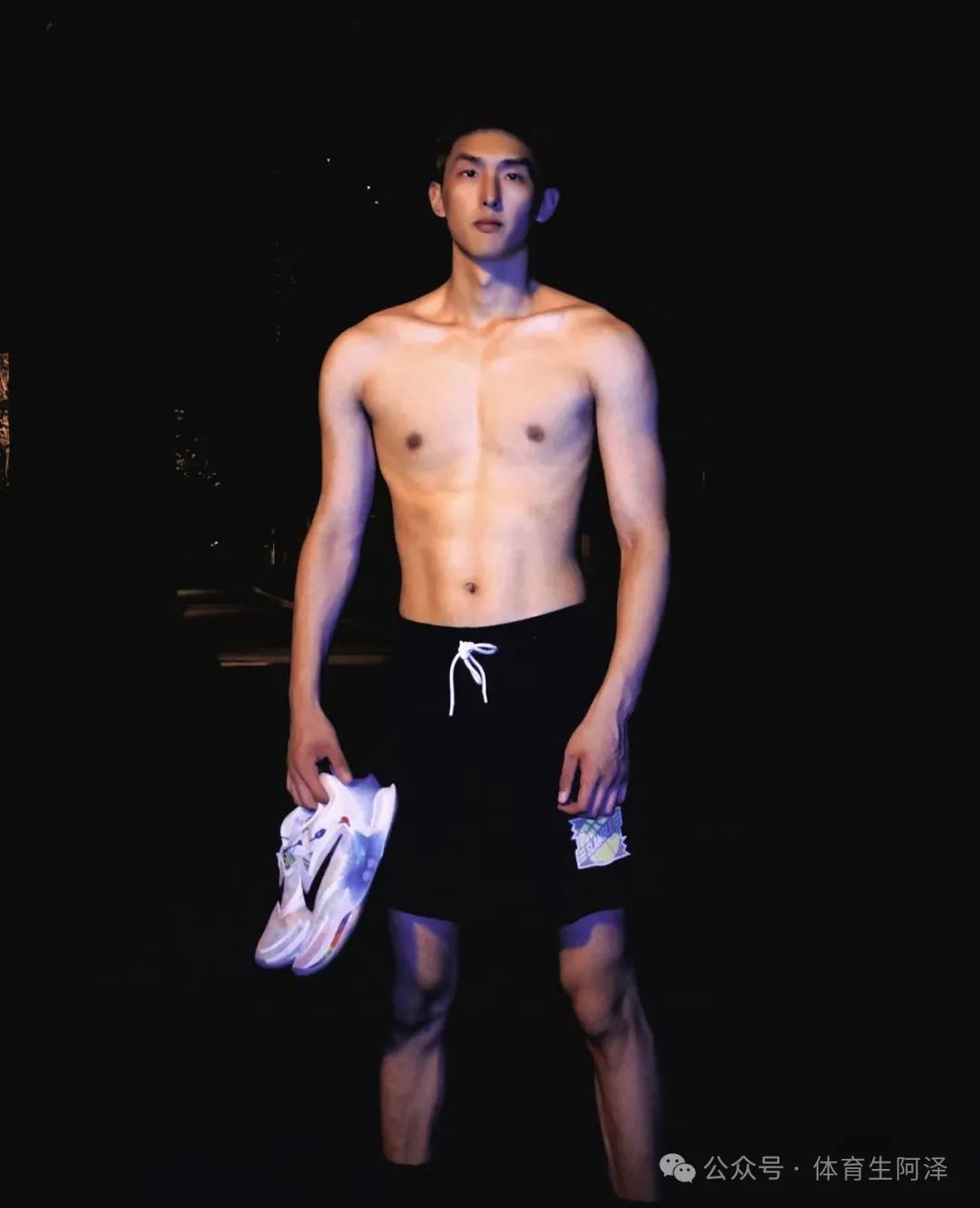 东北 195cm 体校辅导员和体育生恋爱被举报？学校回应：已警告处分！