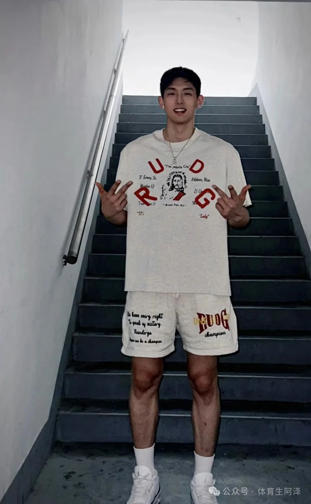 东北 195cm 体校辅导员和体育生恋爱被举报？学校回应：已警告处分！