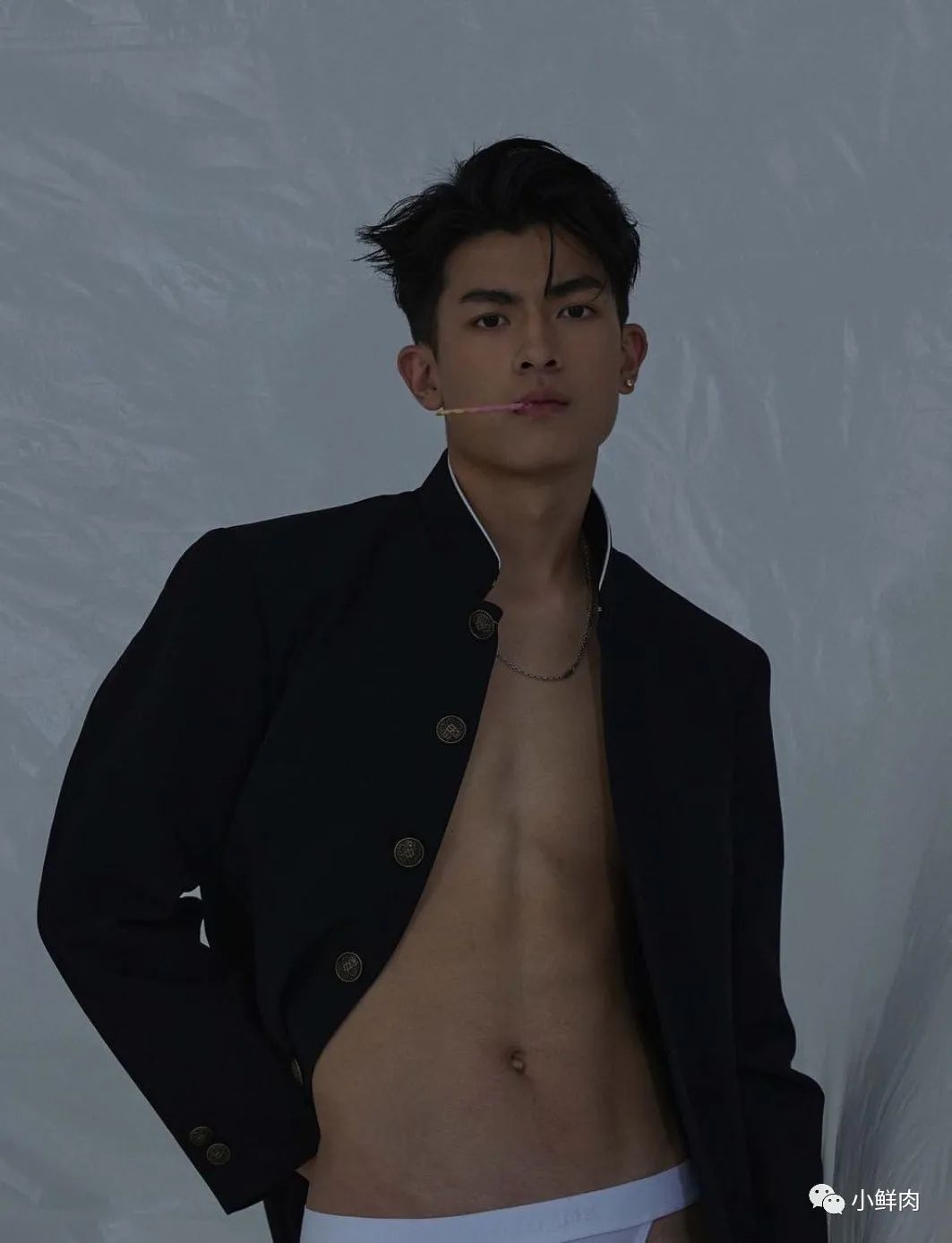 19 岁的钻石男大，又又又被男摄影师拍了！