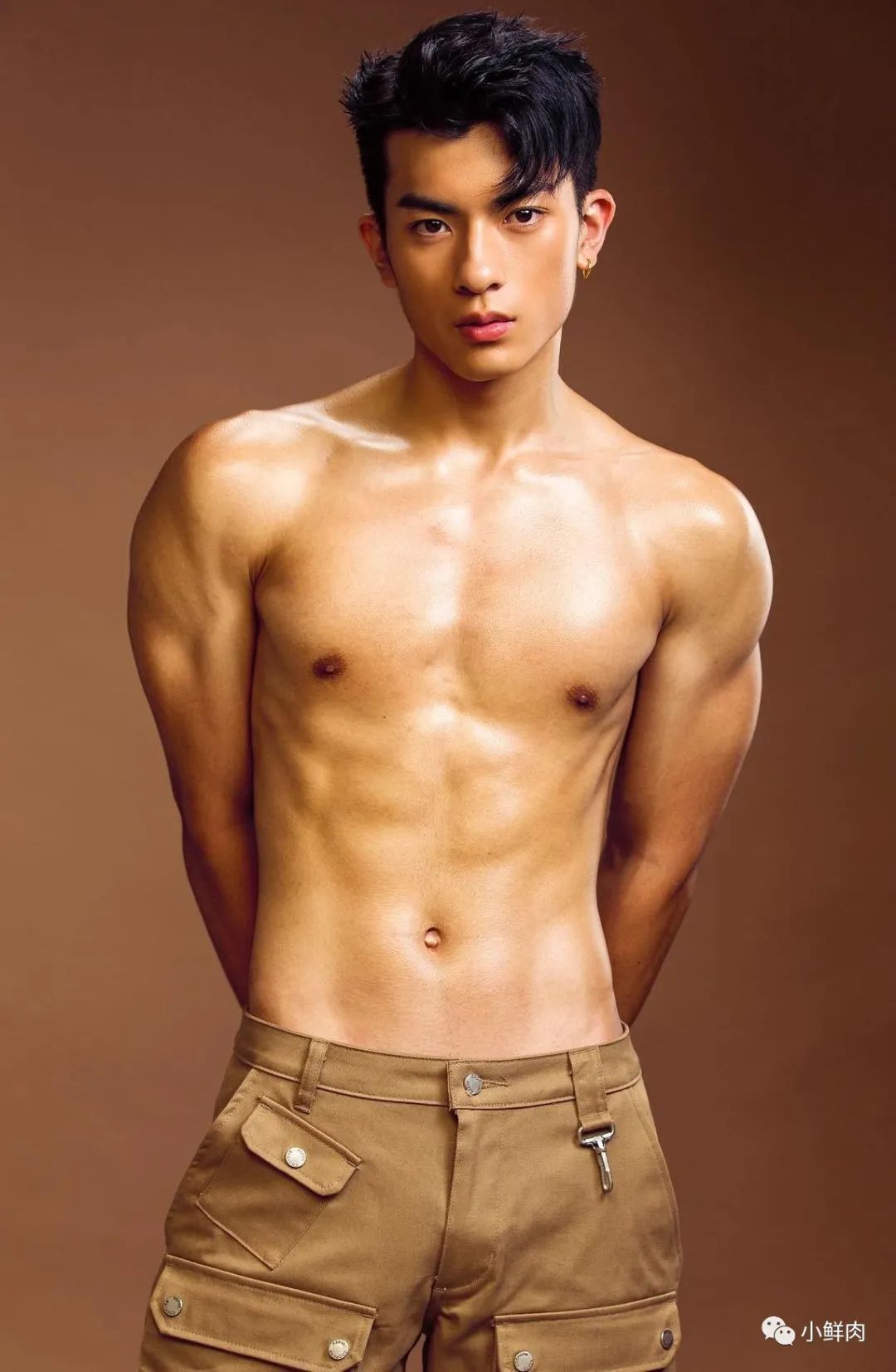 19 岁的钻石男大，又又又被男摄影师拍了！