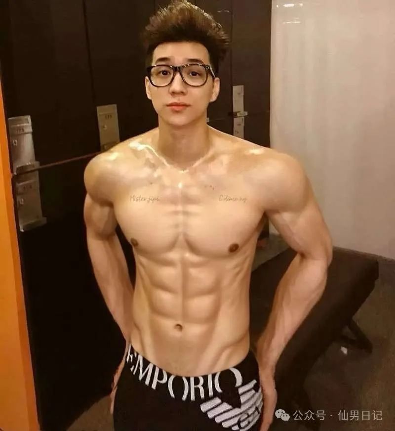 199cm 体育生花式秀六块腹肌，网友辣评：我一个直男都害羞了……