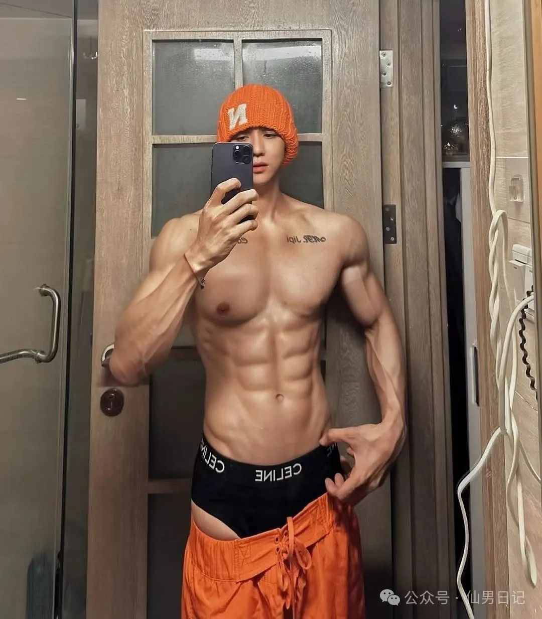 199cm 体育生花式秀六块腹肌，网友辣评：我一个直男都害羞了……