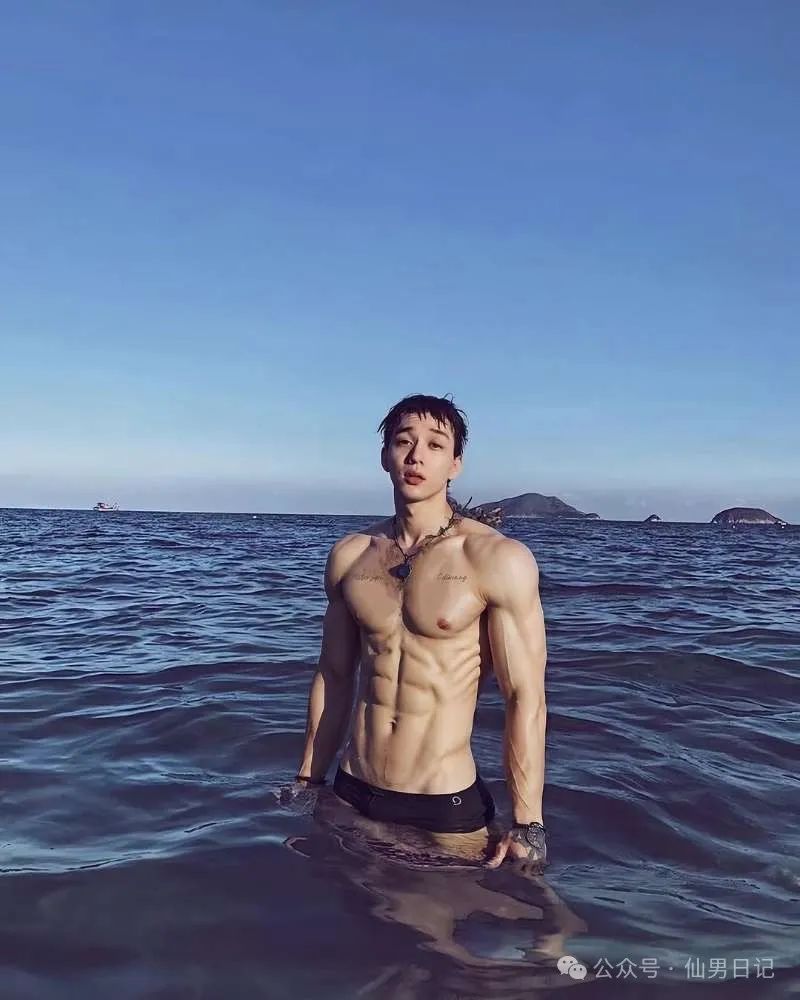 199cm 体育生花式秀六块腹肌，网友辣评：我一个直男都害羞了……