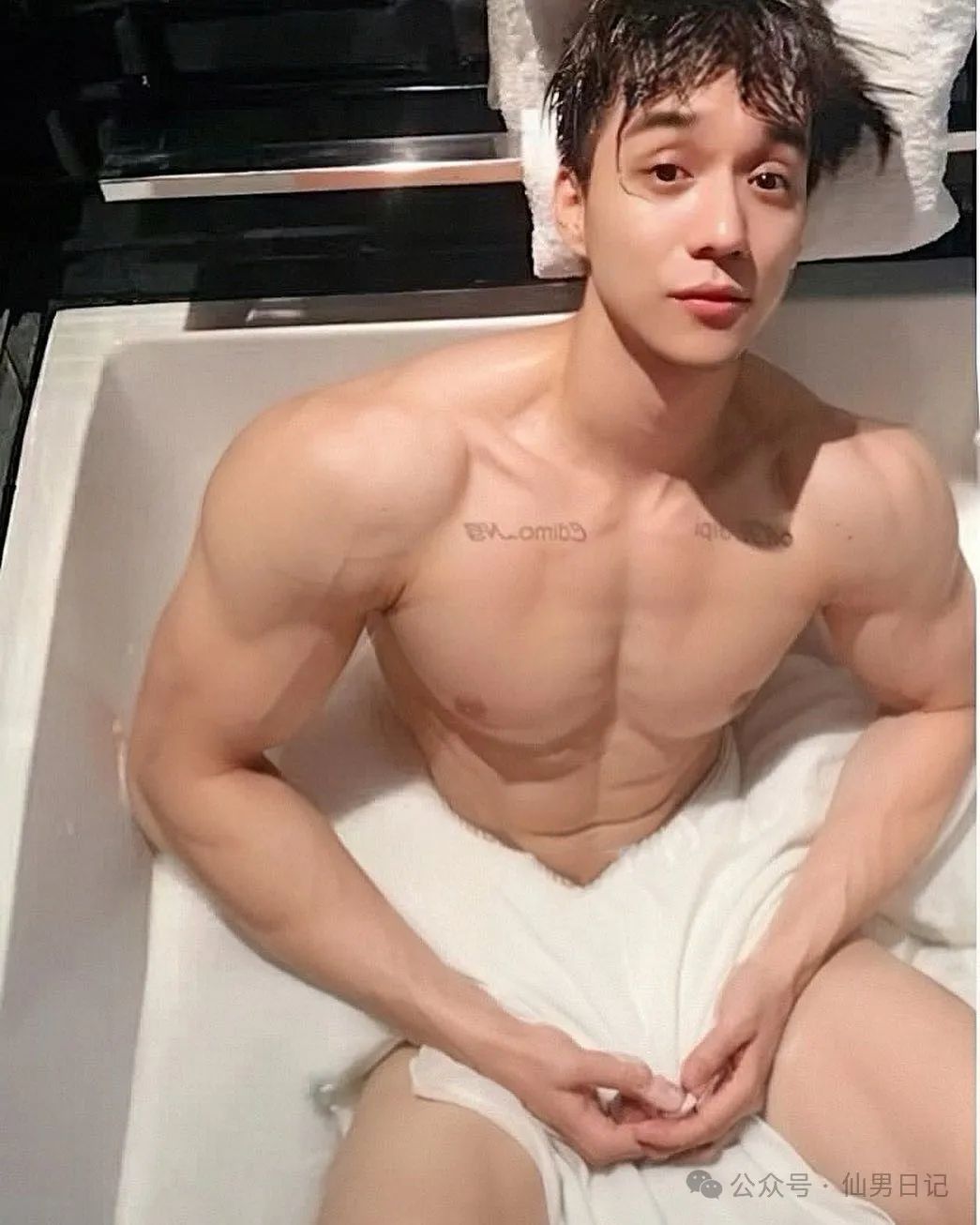 199cm 体育生花式秀六块腹肌，网友辣评：我一个直男都害羞了……