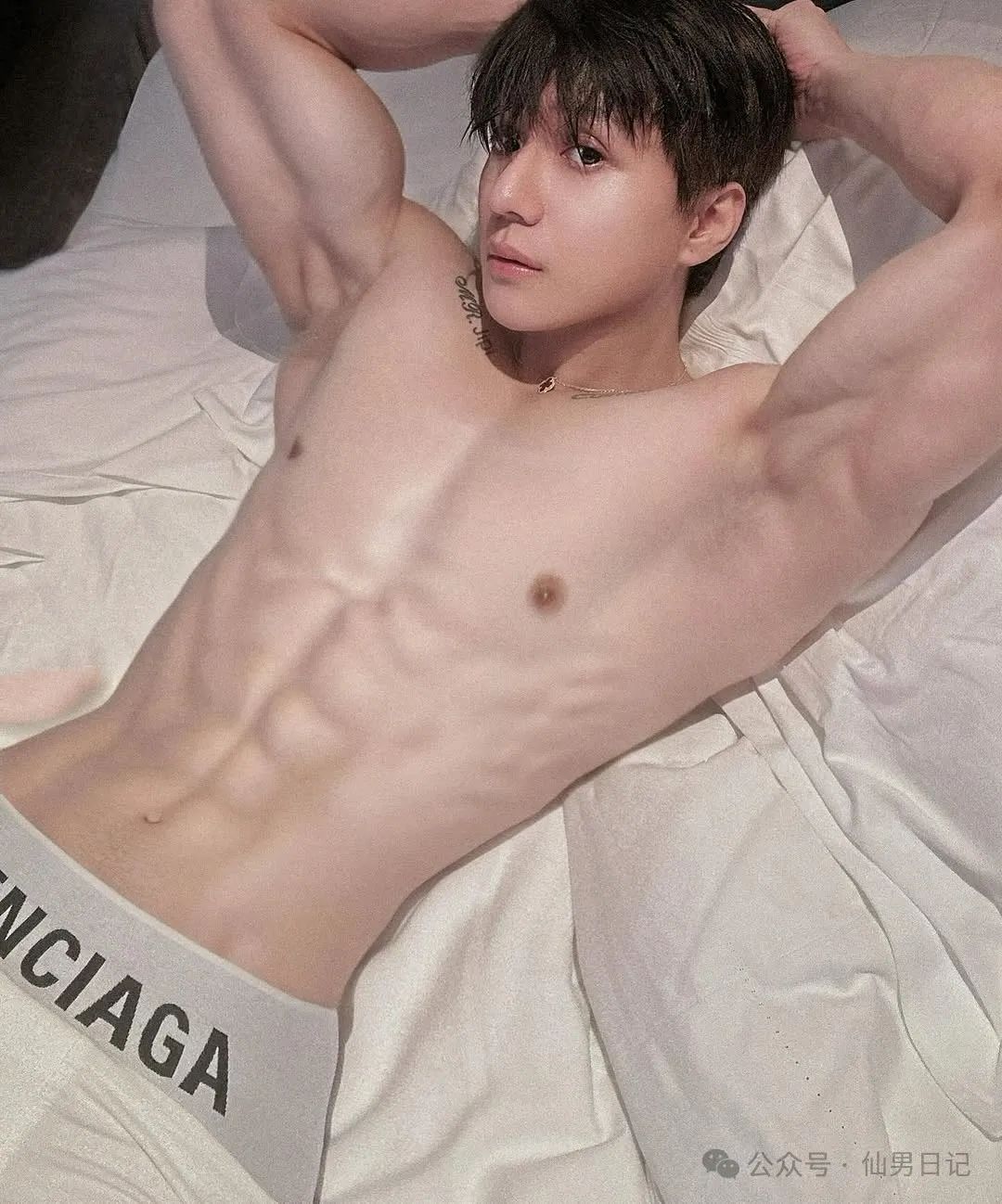 199cm 体育生花式秀六块腹肌，网友辣评：我一个直男都害羞了……