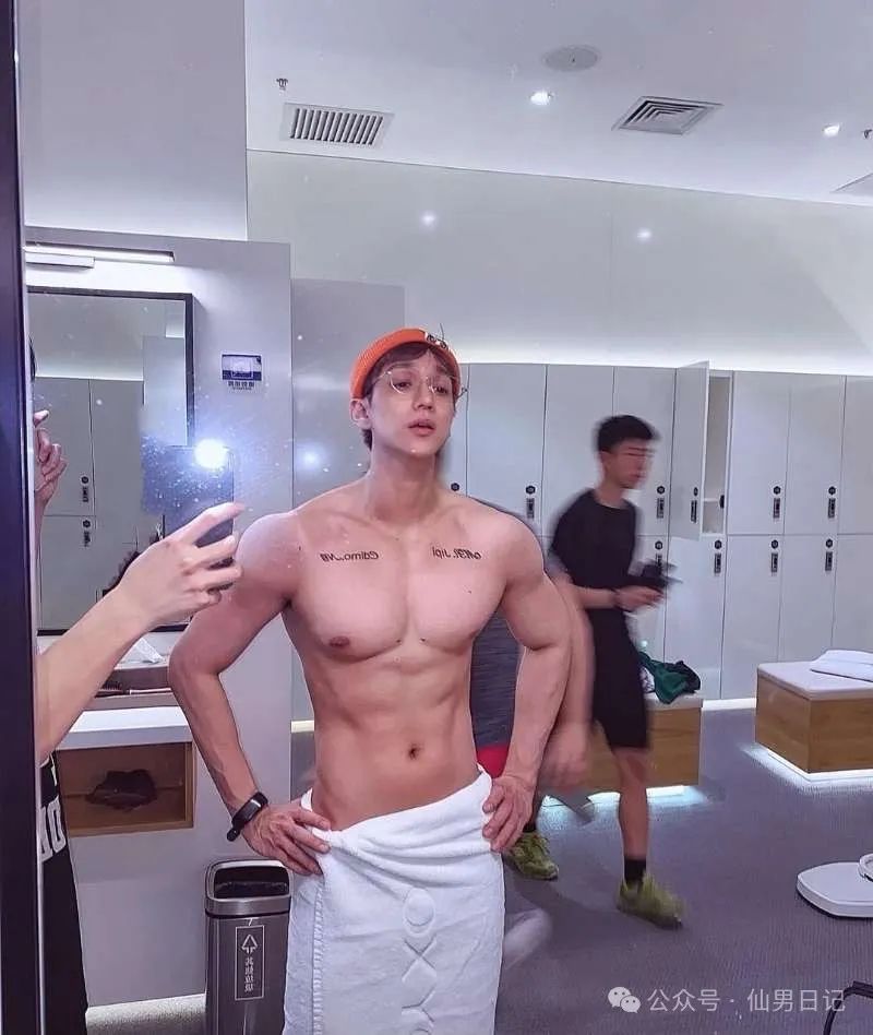 199cm 体育生花式秀六块腹肌，网友辣评：我一个直男都害羞了……