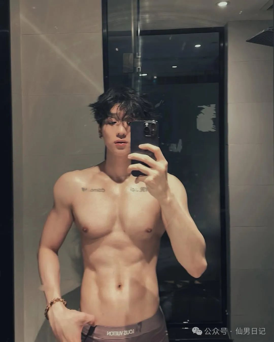 199cm 体育生花式秀六块腹肌，网友辣评：我一个直男都害羞了……
