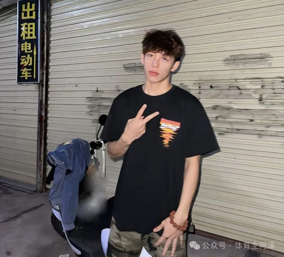 现实中有女友，直男装 gay 哄大哥为他买车?185 黑皮体育生是如何拿捏大哥的......